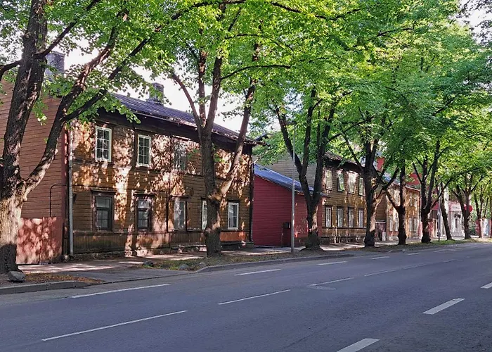 Veerenni Studio, Modern & Central.